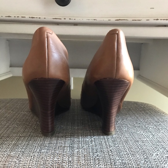 Guess Wedges in Tan size 8 in EUC - Picture 3 of 6